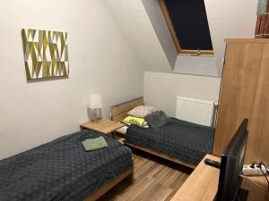 Posteľ alebo postele v izbe v ubytovaní Brookforest Family Apartman