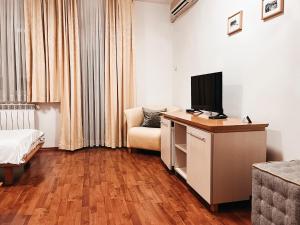 Hotel Belvedere Casa的电视和/或娱乐中心