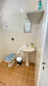 un baño con lavabo e inodoro en Quarto em Martim de Sá, en Caraguatatuba
