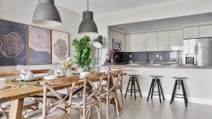 eine Küche mit einem langen Holztisch und Stühlen in der Unterkunft Absolute Beach Bliss, Chic & Expansive Retreat in Sunny Isles Beach