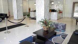 eine Lobby mit einem Couchtisch in der Mitte in der Unterkunft Absolute Beach Bliss, Chic & Expansive Retreat in Sunny Isles Beach + 65 Fotos