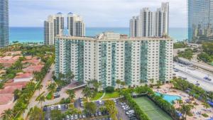 eine Luftaufnahme eines großen Gebäudes mit einem Tennisplatz in der Unterkunft Absolute Beach Bliss, Chic & Expansive Retreat in Sunny Isles Beach
