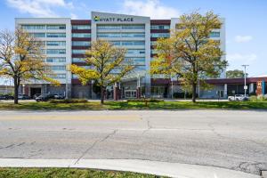an empty street in front of a large building at Hyatt Place Chicago O'Hare Airport in Rosemont