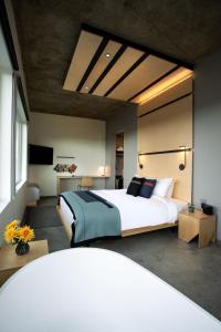 เตียงในห้องที่ The Source Hotel