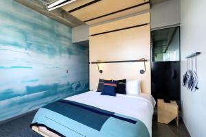 เตียงในห้องที่ The Source Hotel
