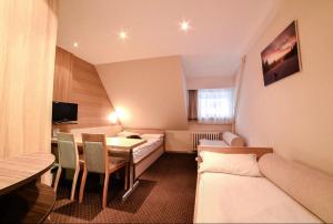 Habitación pequeña con mesa y sofá en Apartments Konaci Centar, en Kopaonik