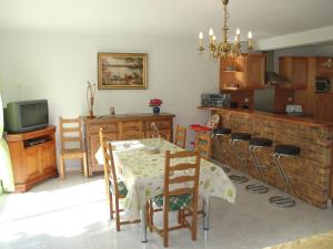 - une cuisine et une salle à manger avec une table et des chaises dans l'établissement Cosy holiday home 700m from the beach, à Erquy