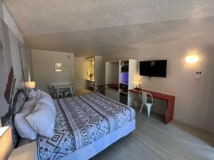 Μια τηλεόραση ή/και κέντρο ψυχαγωγίας στο A & S Vacation Rooms