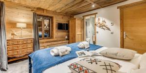 sypialnia z niebieskim łóżkiem w drewnianym domku w obiekcie Chalet La Sachette - Chalets pour 14 Personnes MAE-1831 w mieście Tignes