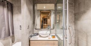 łazienka z umywalką i prysznicem w obiekcie Chalet La Sachette - Chalets pour 14 Personnes MAE-1831 w mieście Tignes +24 zdjęcia