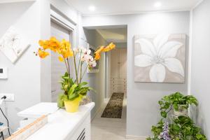 un bagno con fiori sul muro di La Dolce Casa a Roma Altre 37 foto