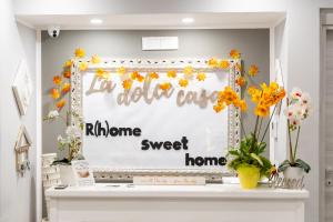 una cornice su un tavolo con dei fiori di La Dolce Casa a Roma