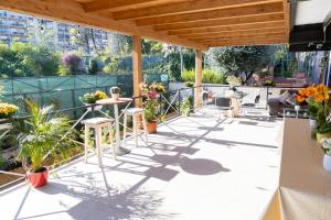 un patio con piante, tavoli e sedie di La Dolce Casa a Roma