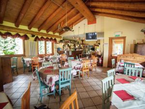 - un restaurant avec des tables et des chaises dans une salle dans l'établissement Belvilla by OYO GrBe Quadri, à Antey-Saint-André