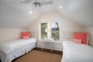 Camp District of WaterColor - Outdoor TV and Porches في شاطئ سانتا روزا: سريرين في غرفة بها نافذة +36 صورة