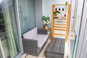 ロンドンにあるLuxury apartment steps from Battersea Power ST and close to Victoria & Chelseaのバルコニー(椅子、階段付)