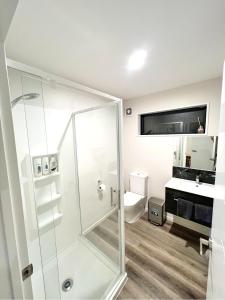 Koupelna v ubytování Modern Home with 2 Ensuites Only 17 Minutes to City and CHC Airport