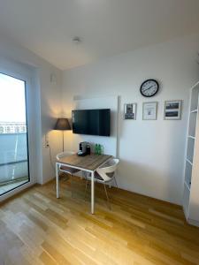 ミュンヘンにあるMy Room at Munich Fairのダイニングルーム(テーブル、壁掛け時計付)