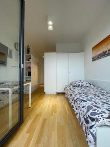 ミュンヘンにあるMy Room at Munich Fairのベッドと机と鏡のある寝室
