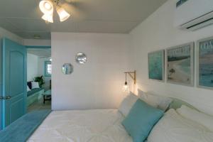 Giường trong phòng chung tại Candyland Apartment Rentals
