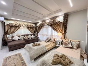 un soggiorno con due letti e un divano di La Dolce Casa a Roma