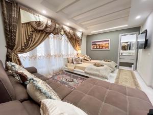 un soggiorno con un divano e una grande finestra di La Dolce Casa a Roma
