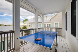 Una mesa de ping pong azul en un balcón en Private Pool - Carriage House - Ping Pong - Luxury, en Santa Rosa Beach