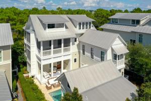 una vista aérea de una casa en Private Pool - Carriage House - Ping Pong - Luxury, en Santa Rosa Beach