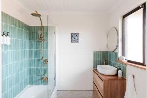 un baño con ducha y lavabo en Zephyr House, en Coles Bay 27 fotos más