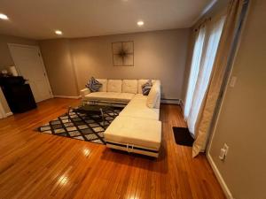 ein Wohnzimmer mit Sofa und Tisch in der Unterkunft Premium Private Suite with Parking and Workspace in South Windsor