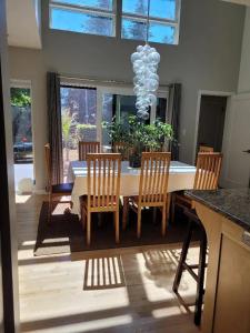 comedor con mesa y 4 sillas en Haller Lake Neighborhood, en Seattle