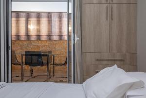 Posteľ alebo postele v izbe v ubytovaní Cosy Penthouse With Terrace Near Metro Station