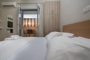 Posteľ alebo postele v izbe v ubytovaní Cosy Penthouse With Terrace Near Metro Station