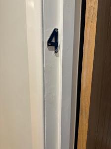 Puerta entreabierta con un picaporte negro en una puerta blanca en Cozy Room 4, en Oxford