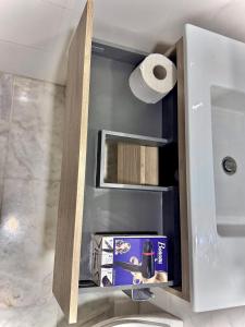 une salle de bain avec des toilettes et un rouleau de papier toilette dans l'établissement Liliapart, à Agadir