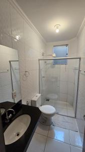 Phòng tắm tại Linda Casa tudo novinho 2 QTS churrasqueira BH +16 ảnh