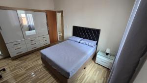 Giường trong phòng chung tại Linda Casa tudo novinho 2 QTS churrasqueira BH