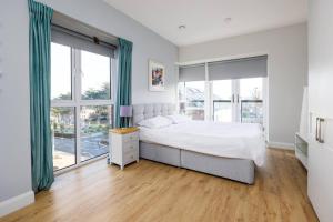 Voodi või voodid majutusasutuse Deluxe Seaview Apartment toas