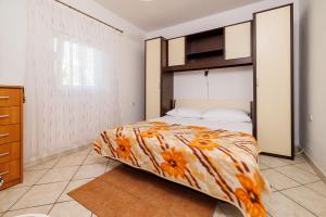 - une chambre avec des lits superposés et une commode dans l'établissement Apartments Grga, à Lopar