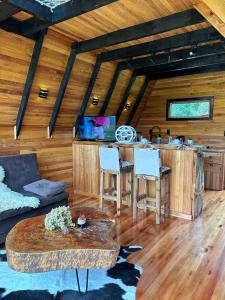 a living room with a couch and a table at Cabana Uruma in Urubici