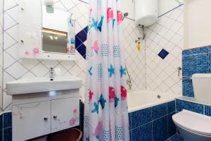 une salle de bain avec un lavabo et un rideau de douche dans l'établissement Apartments Grga, à Lopar 79 autres photos