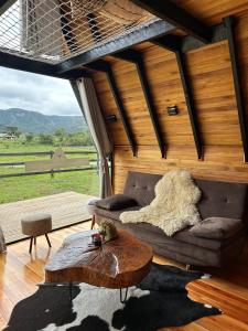 a living room with a couch and a table at Cabana Uruma in Urubici
