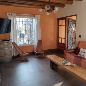 ein Wohnzimmer mit Sofa und Tisch in der Unterkunft Casa Müller Mendoza in Ciudad Lujan de Cuyo