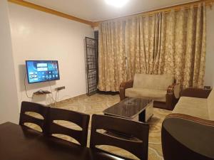TV a/nebo společenská místnost v ubytování Au Bon Coin du Repos
