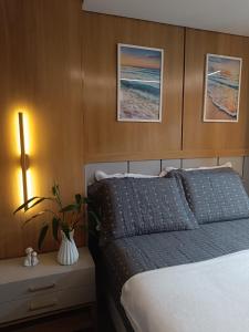 una camera con un letto e un vaso con una pianta di Praia de Cabo Branco - Espaço Privativo - Conforto - Lazer - Luxo a João Pessoa Altre 25 foto