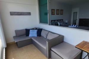 Predel za sedenje v nastanitvi Lovely 2-2 Condo with the best view of Puerto Rico