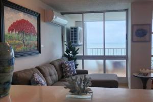 Predel za sedenje v nastanitvi Lovely 2-2 Condo with the best view of Puerto Rico