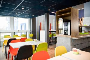 A restaurant or other place to eat at ibis budget Pontault Combault RN4 Marne La Vallée