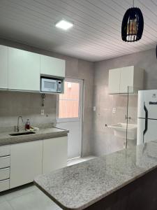 Kuchyň nebo kuchyňský kout v ubytování LOFT PAJUMAR 1 ANDAR 300mt PRAIA PAJUCARA