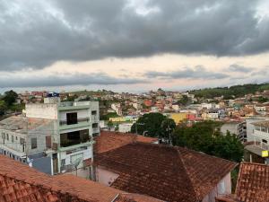 クーニャにあるCasa grande no centro de Cunhaの建物の屋根から市街の景色を望む
